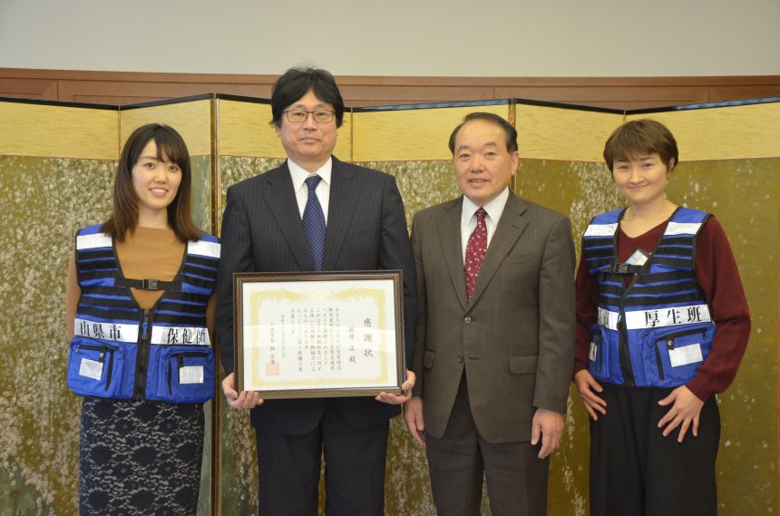 新井正　院長（左から2番目）の画像