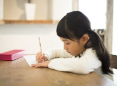 学習机に座る子供