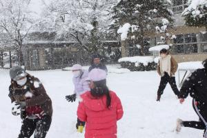 雪遊びの様子1