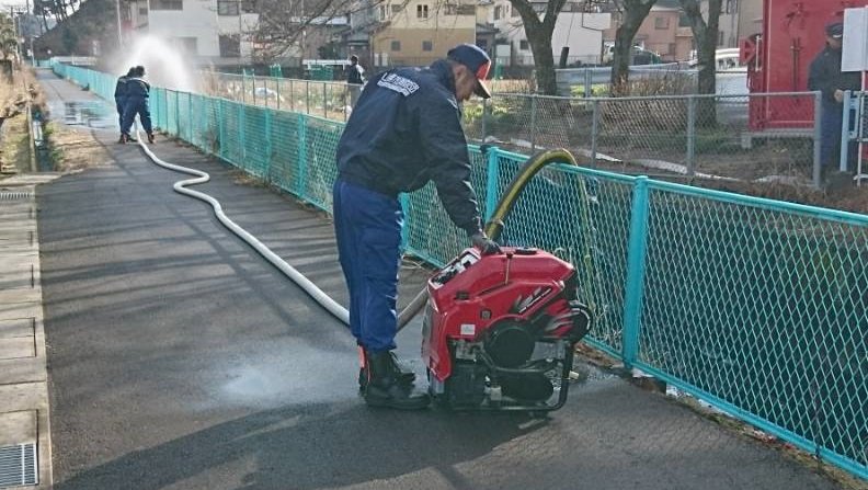 吸水点検および放水の様子の画像