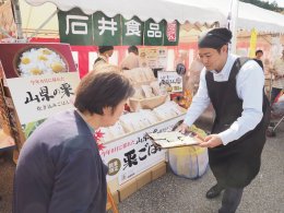 ふるさと栗まつりでの試食・販売の画像