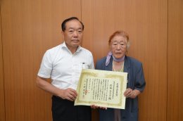 石神みち子さんが「全国食生活改善推進員協議会名誉会員表彰」受賞　［平成28年7月］の画像2