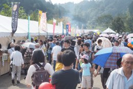 大勢の人で賑わう会場内の画像