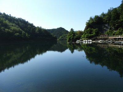 美しい人造湖「伊自良湖」の画像