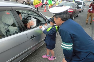山県警察署長と園児の画像
