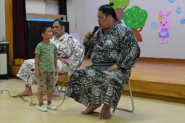 大栄翔関に質問する園児