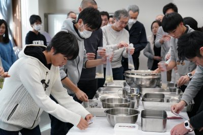 非常食を調理する受講生たちの画像