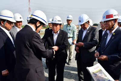石井大臣（左から3人目）に抱負を伝達の画像