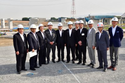 石井大臣（左から6人目）、林市長（一番左）の画像