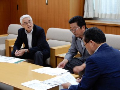 地域中核企業創出・支援事業について説明を受ける様子の画像