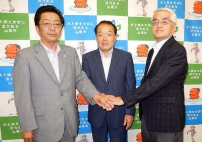 山県市商工会長　宇野睦氏（左）と山県市商工会プロジェクトマネージャー　笠原清実氏（右）の画像