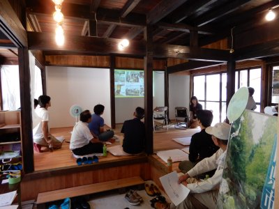 改修した空き家の中での説明会の様子の画像