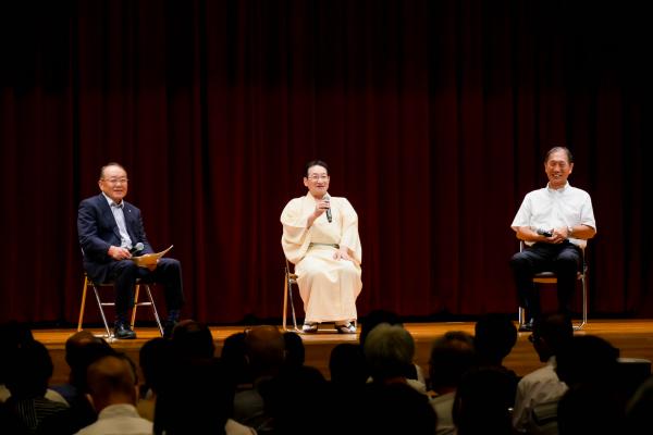 昇太師匠、中井先生、市長が話す様子