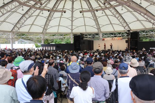 四国山香りの森公園香りドームに集まる人たち
