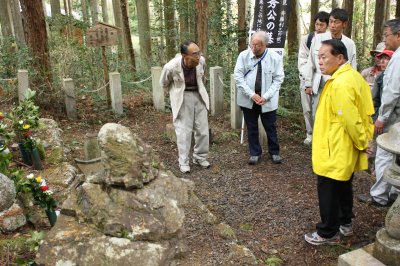 桔梗塚（小和田氏（左から2人目）の画像