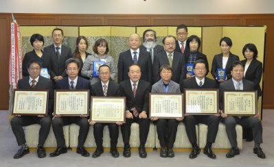 受賞された小学校の校長・養護教諭、学校歯科医の皆さまの画像