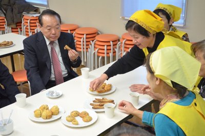 商品試食の様子の画像