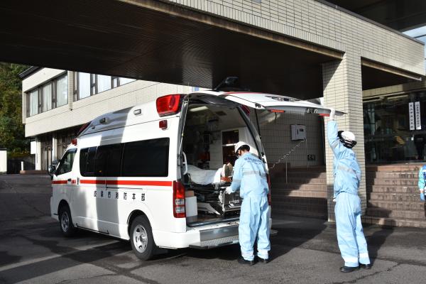 美山中央公民館での救急搬送の様子