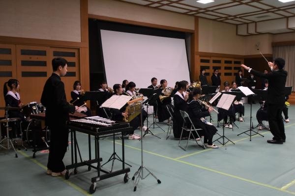 山県市吹奏楽部の演奏の様子