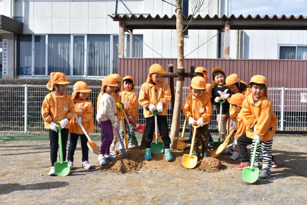 園児による植樹