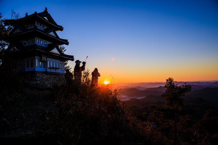 山頂と日の出の画像