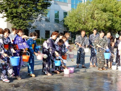 打ち水の様子の画像2