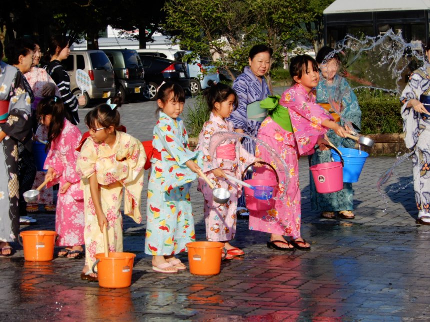 打ち水の様子の画像3