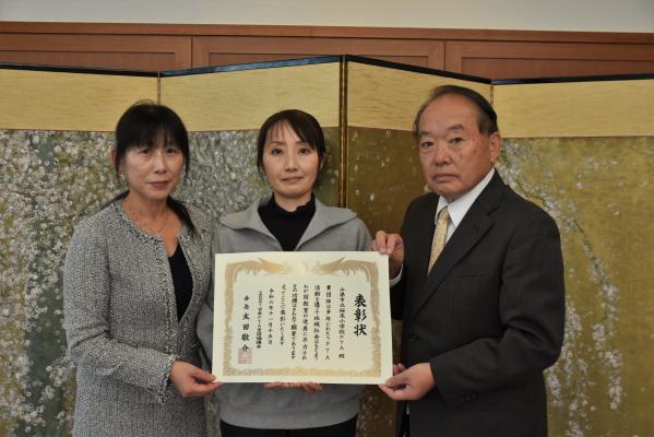 受賞報告する桜尾小学校PTA会長