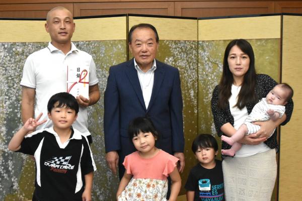 赤ちゃんほほえみ応援金贈呈