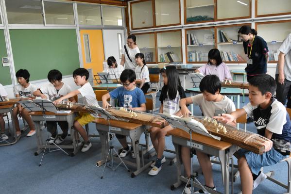 日本の文化に親しむ 大桑小学校 琴の演奏体験学習【令和7年7月9日】