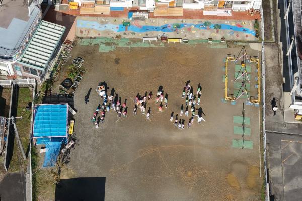 空に向かってバンザイ　みやま保育園ドローンで記念撮影【令和7年10月27日】