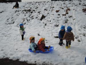 雪遊び