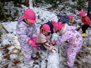 雪でケーキをつくったよ。葉っぱや木の実で飾り付けをしたよ
