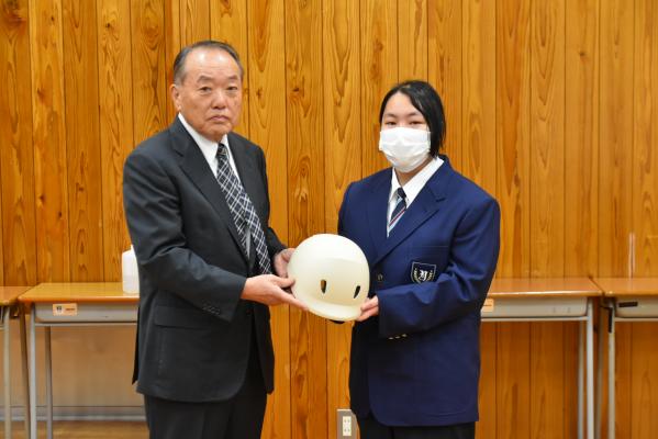 ヘルメット贈呈