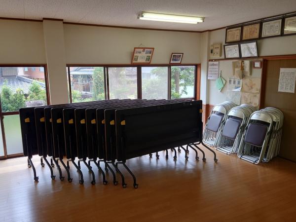 会議テーブルと折りたたみ椅子画像