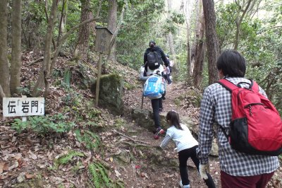 大桑小学校児童による城山登山