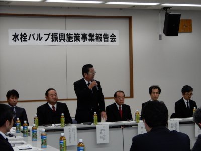 事業報告会の様子（宇野睦山県市商工会長　中央）の画像