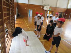 中学校の先生と一緒に