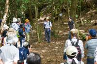 大桑城跡現地見学会の様子