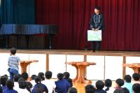 キミドリ建設から木製テーブル寄贈