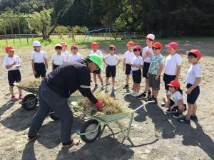 １～４年生「草むしり大会」