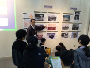 「平和学習」展の見学3～６年生