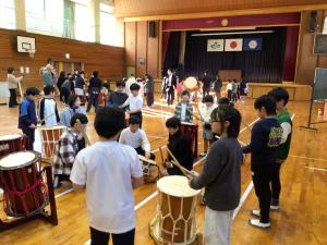 いわ桜小、南小（3年）、北小の太鼓交流会