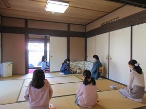 子ども体験教室〈お茶教室〉の様子