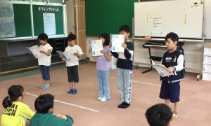 1年生の音読発表とタブレット