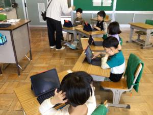 1年生の音読発表とタブレット