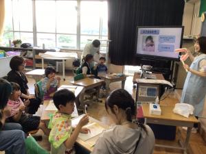 「お口の働き」の講話とブラッシング指導
